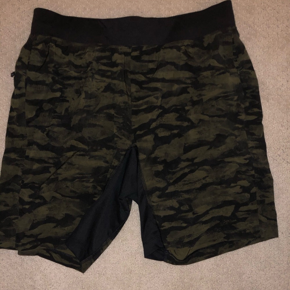 T.H.E lulu lemon camo shorts 9’
